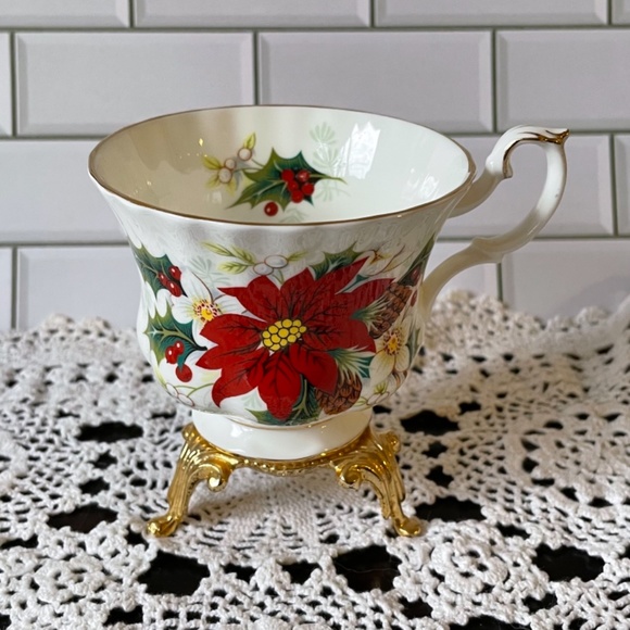 Royal Albert Poinsettia saucer and tea cup. Bone China made in England. - Picture 6 of 12